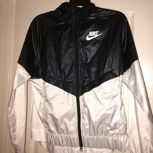 Women’s Black & White Nike Windbreaker (M)